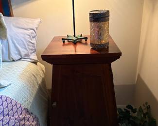 Wood sidetable