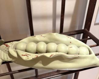 Ceramic Pea pod 