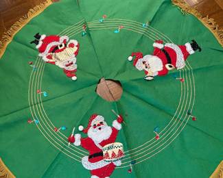 Vintage Holiday tree skirt 