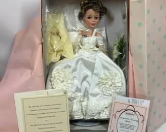 Madame Alexander Jacqueline Kennedy Bride Doll with Accessories  Box