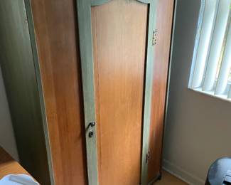 Gun Cabinet (  Holds 8 Rifles)