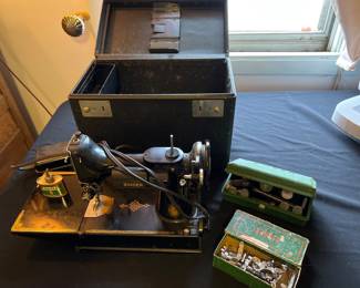 Singer Featherweight 221-1 Sewing Machine