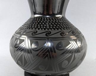 Mata Ortiz Pottery Vase, Artist Signed "Tomasa Mora", Mexico, 6.5" Tall 