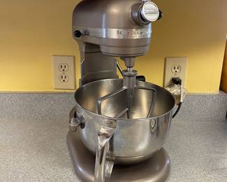 D21 - $180. KitchenAid Mixer. Model KP26M1XACS. 