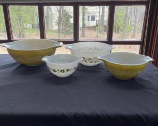 D18 - $125. Spring Blossom Crazy Daisy PYREX mixing bowl set of 4. Light scratches. 