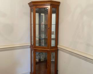 D2 - $150. Giuseppe Arcase English Oak Corner Curio Cabinet. Lighted. Measures 32” w 23” d 73” t. 