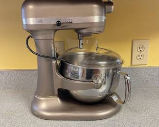 D21 - $180. KitchenAid Mixer. Model KP26M1XACS. 