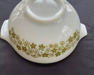 D18 - $125. Spring Blossom Crazy Daisy PYREX mixing bowl set of 4. Light scratches. 
