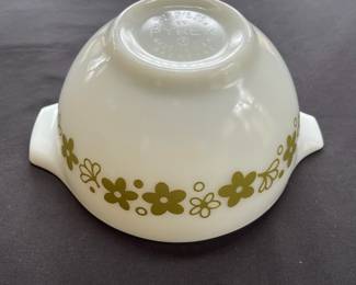 D18 - $125. Spring Blossom Crazy Daisy PYREX mixing bowl set of 4. Light scratches. 