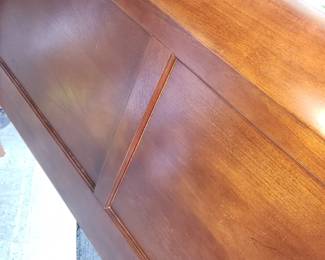 Queen sleigh bed front detail