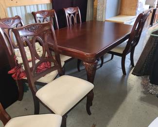 Dining table w 6 chairs, 1 leaf & pads
