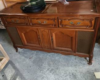 Antique stereo cabinet w Magnavox stereo & turntable & records