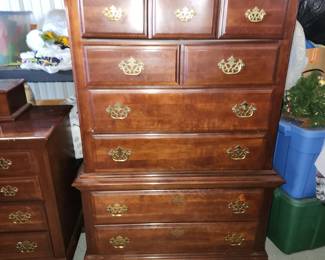 Bedroom set by Broyhill (long dresser w jewelry top, chest of drawers, Queen 4 post head/footboard and 2 end tables)