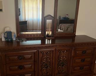 Dresser w/ Mirrors 