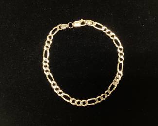 8inch 10k 4.5mm Figaro link 5.6 grams Great condition and made from durable 10k gold