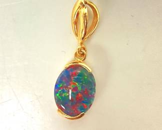18k Australian Opal pendant 1.18grams, approx. 2ct opal