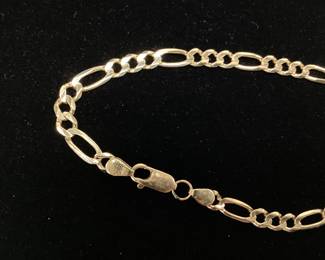 8inch 10k 4.5mm Figaro link 5.6 grams Great condition and made from durable 10k gold