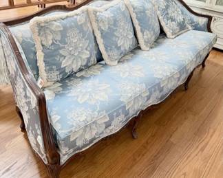 Beautiful French Provincial style / Louis XV style couch