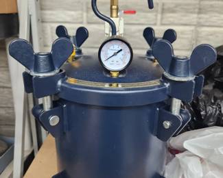 California Air Tools 2.5 Gallon Pressure Pot - designed for resin casting