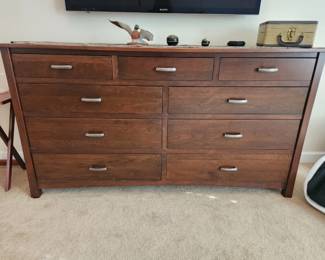 Keystone dresser