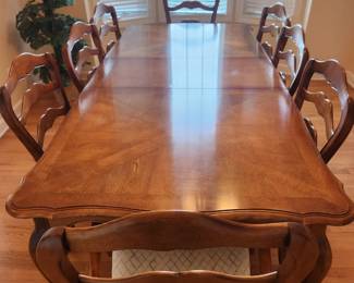 Ethan Allen Country French dining table and 8 chairs