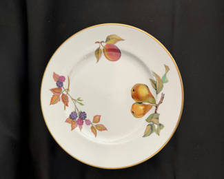 Lot 29: 8 - Vintage Royal Worcester "Evesham Gold" salad plates