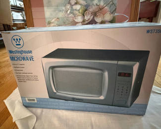 Lot 4: New In Box - Westinghouse Countertop Microwave