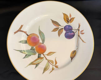 Lot 30: 8 - Royal Worcester Evesham Gold Dinner Plates