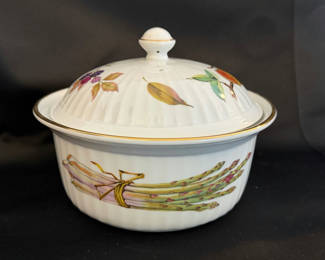Lot 27: Royal Worcester Evesham Gold round covered casserole dish
