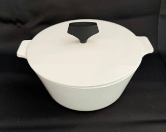 Lot 50: Vintage white Corning Ware buffet server with lid