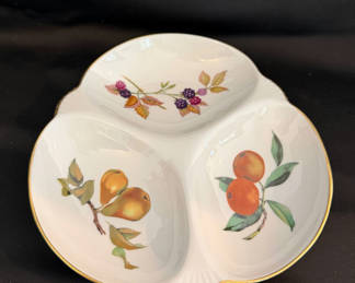 Lot 22: Royal Worcester Evesham Gold 3-Part Relish Dish