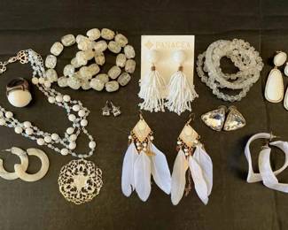 KR262White Costume Jewelry 