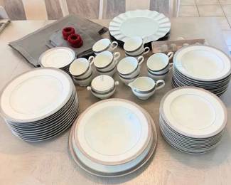 KR247VMikasa Palatial Platinum Fine China  More 