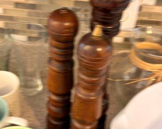 Wood salt and pepper grinder mill set