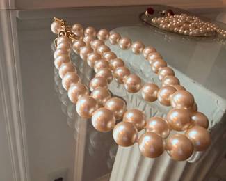 Chunky faux pearl statement necklace