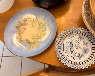 Blue onion pattern reticulated plate and floral plate