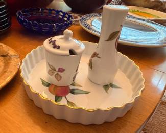 Porcelain fruit-pattern sugar, bud vase and quiche dish