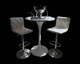White tulip table pair of bar height, white barstools