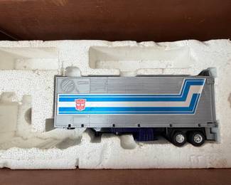 Transformers Generation 1 Ultra Magnus Toy (Blue Cab)