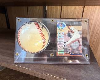 Hideo Nomo Autographed Baseball with 1995 Topps Card
