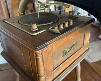 Grafonola 785 with morning glory horn amplifier 