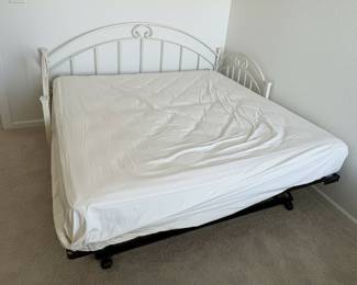 White Metal Twin Daybed with Trundle