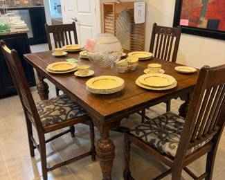 Antique dining table (extendable) with 4 chairs