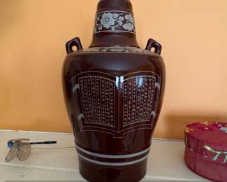 Fenjiu Laobai Year Old Baijiu Ceramic Bottle with Stopper second image