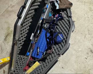 Hoyt USA XT  or RH Youth Compound Bow with Arrows and Case