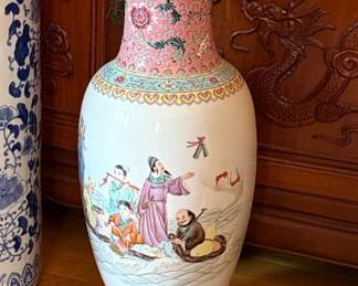 Chinese Famille Rose Porcelain Vase with Figures