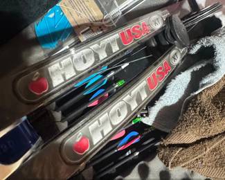 Hoyt USA XT  or RH Youth Compound Bow with Arrows and Case second image