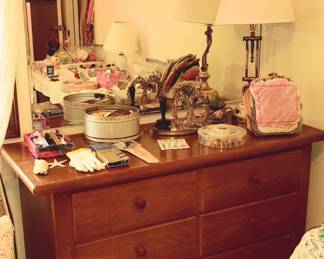 Small Thomasville Dresser with Mirror. 