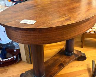 Gorgeous table in excellent conditino