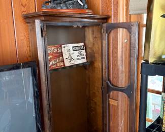 gun cabinet in good condition